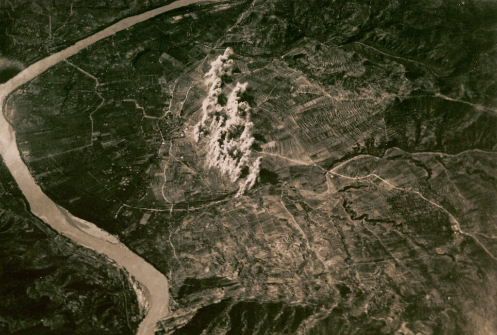 Fotografia antiga de la batalla de l'Ebre a vista d'ocell.